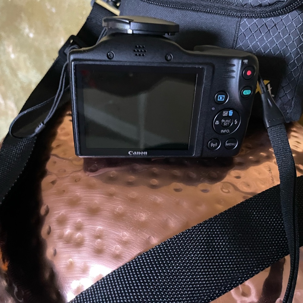 Canon Digital Camera 🎥 - Picture 8 of 14